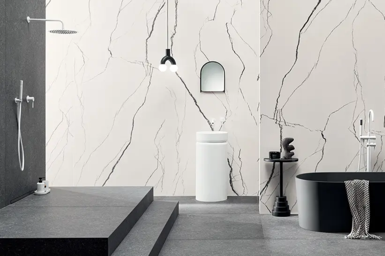 Minimalistyczna łazienka z marmurowymi akcentami